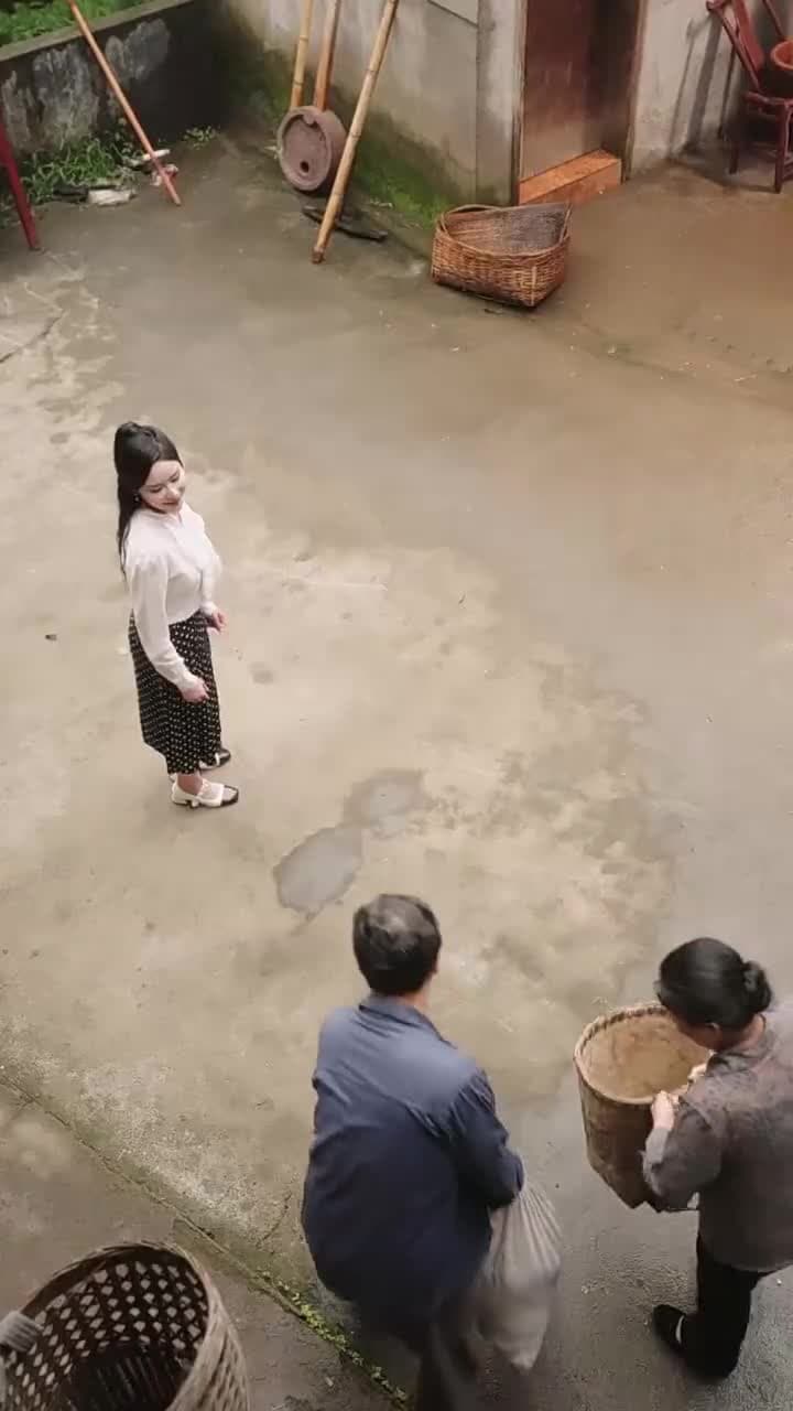 八零寵夫忙我帶全村炫肉更忙 - Episode 62