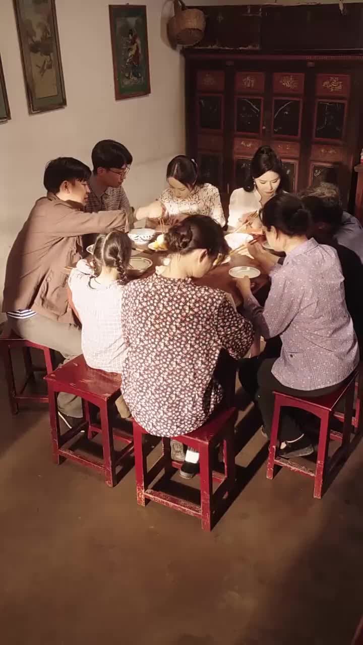 八零寵夫忙我帶全村炫肉更忙 - Episode 65