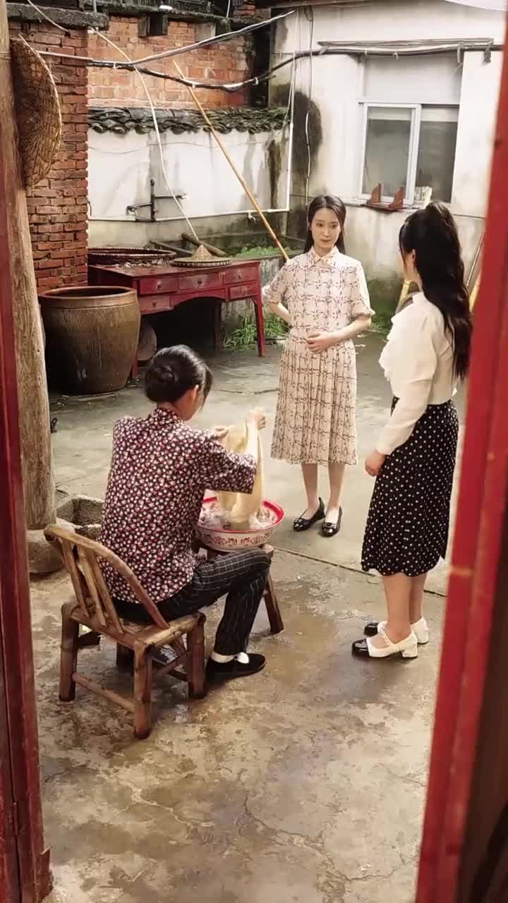 八零寵夫忙我帶全村炫肉更忙 - Episode 66