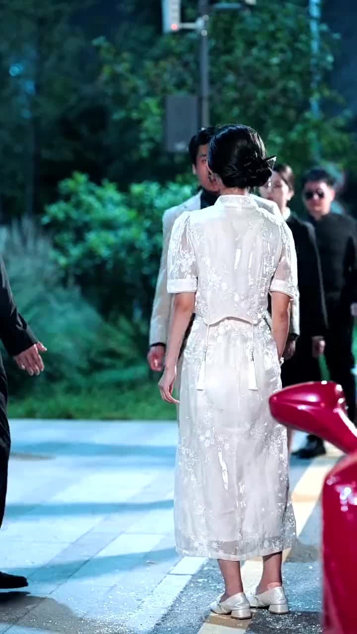 虛僞的代價(我掏出老人機,大小姐舍友破防了) - Episode 44