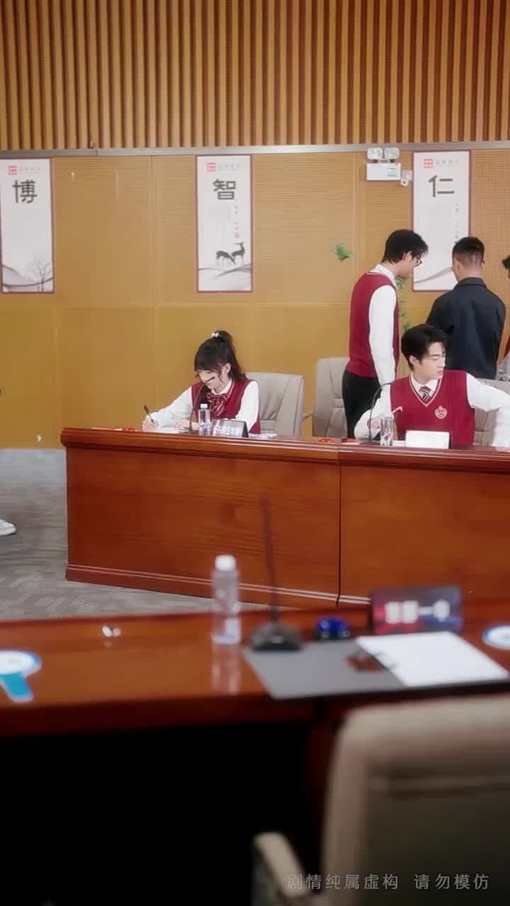 誤入貴族學校,她只想搞錢 - Episode 42
