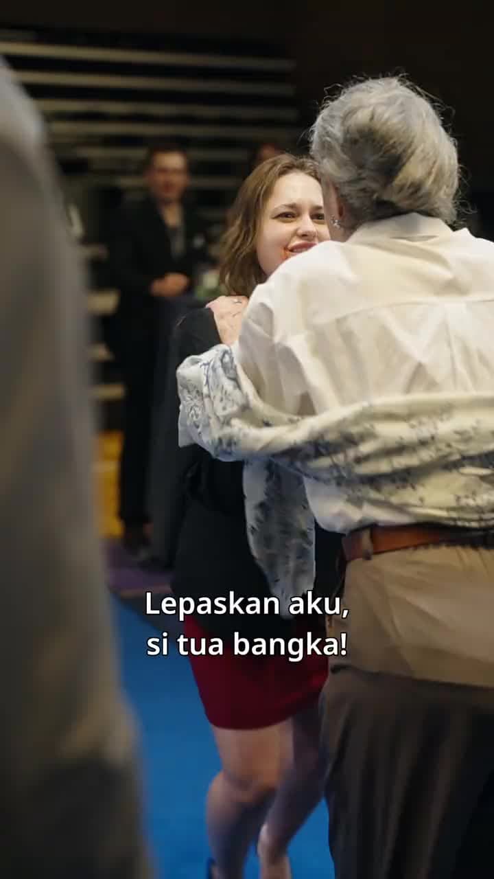 Bekas Suamiku Buta, Aku Doktor Terhebat! - Episode 32