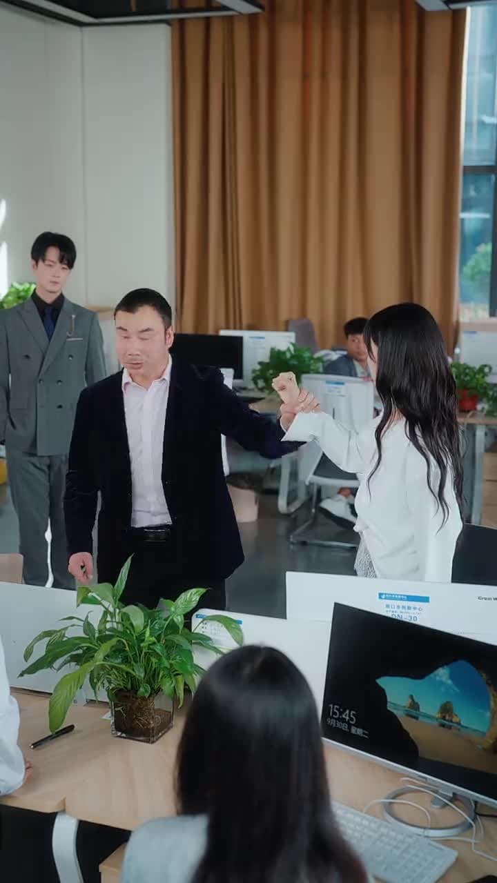 重逢後,高冷裴總紅着眼拉我領證 - Episode 11