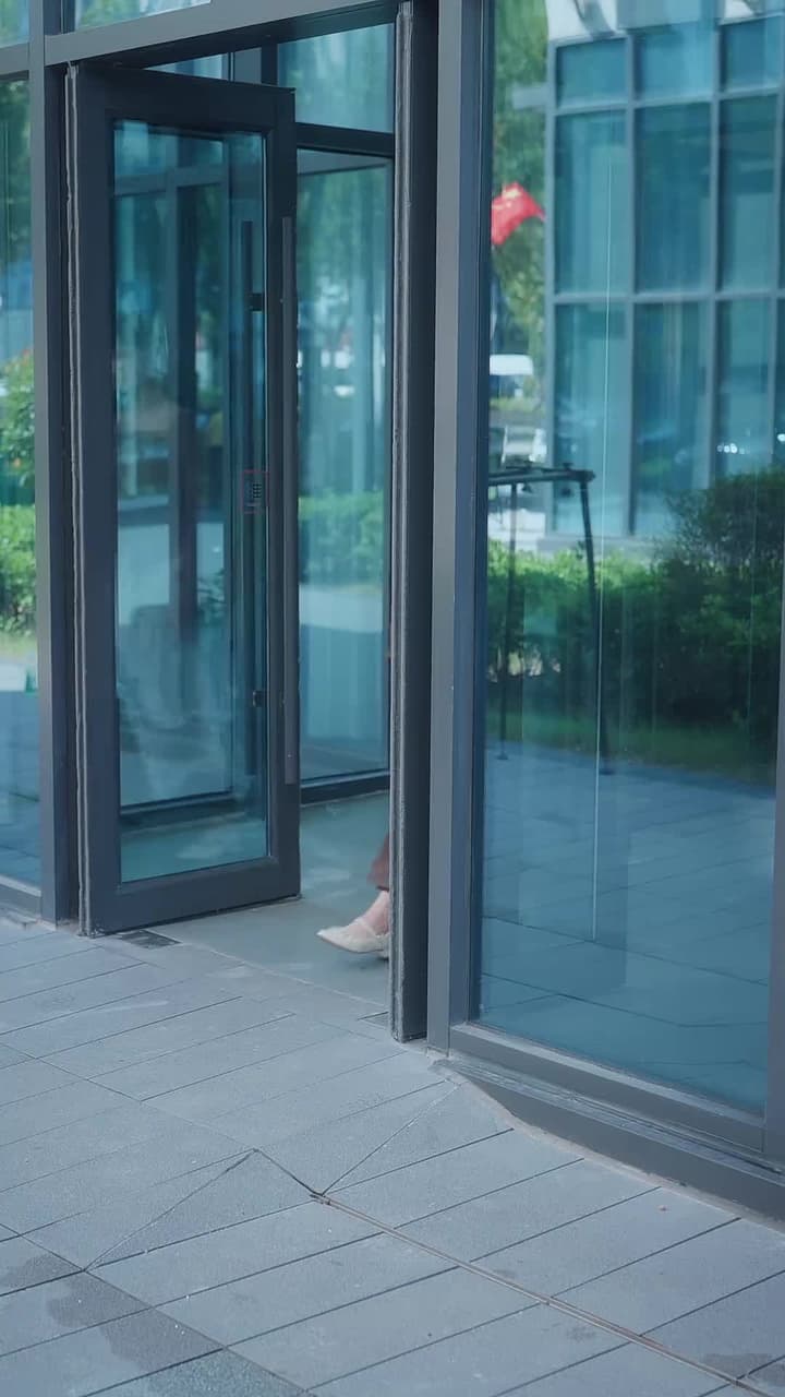 重逢後,高冷裴總紅着眼拉我領證 - Episode 71