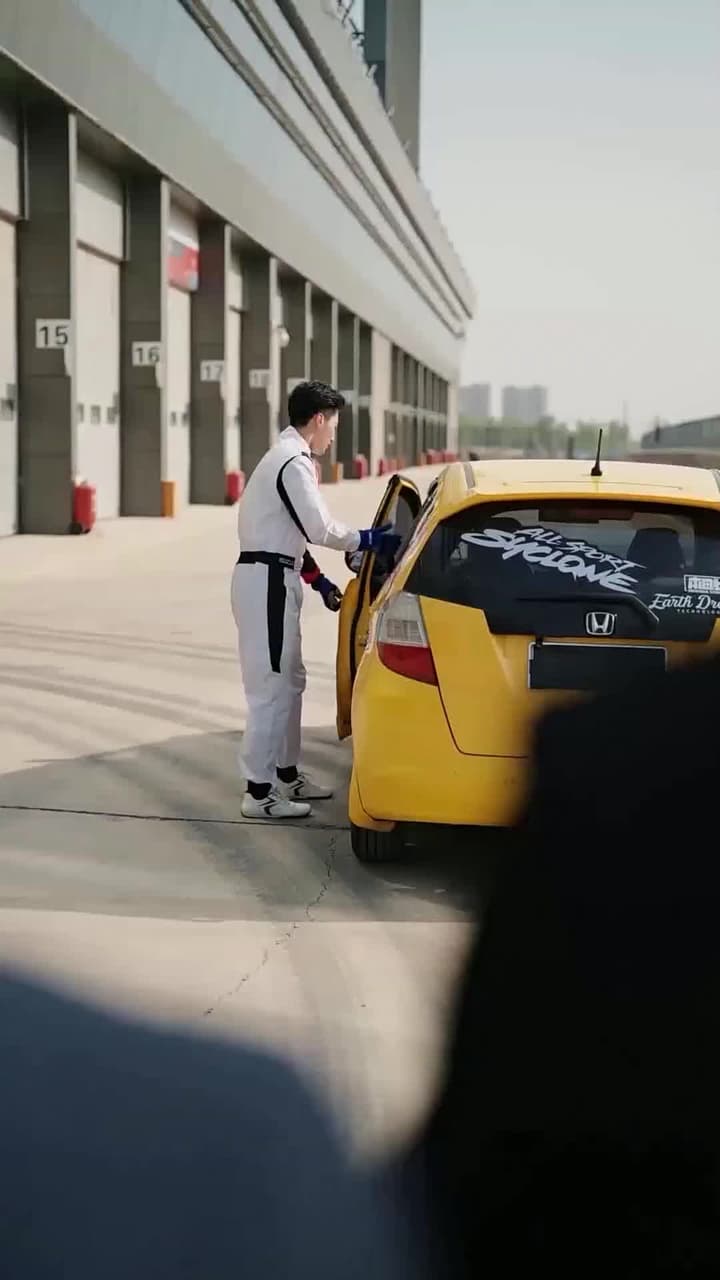 [Dubbed] Return of the Racing Legend - Episode 27