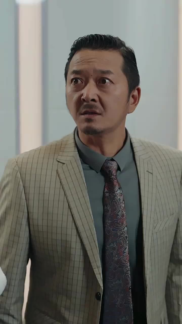 Dia Datang Dalam Silauan Cahaya - Episode 34