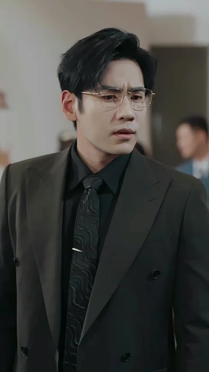 Dia Datang Dalam Silauan Cahaya - Episode 35
