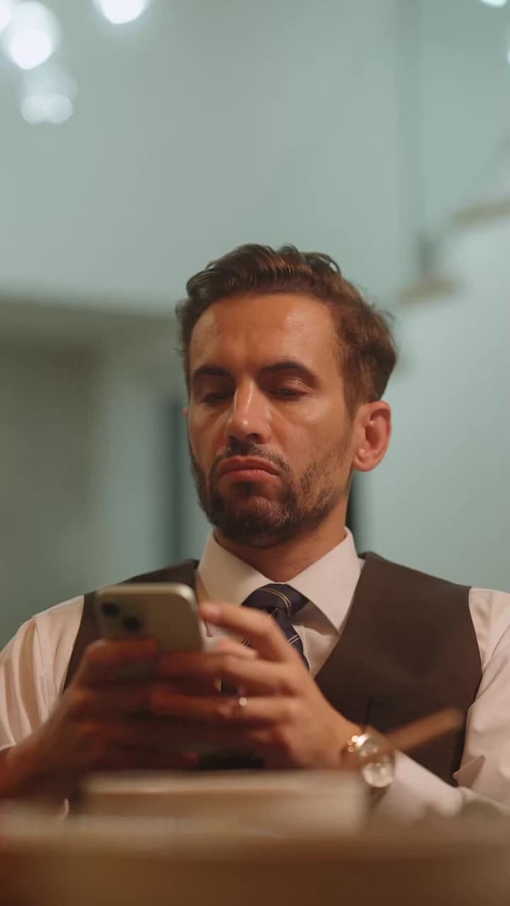 Zamana Meydan Okuyan Aşk - Episode 8