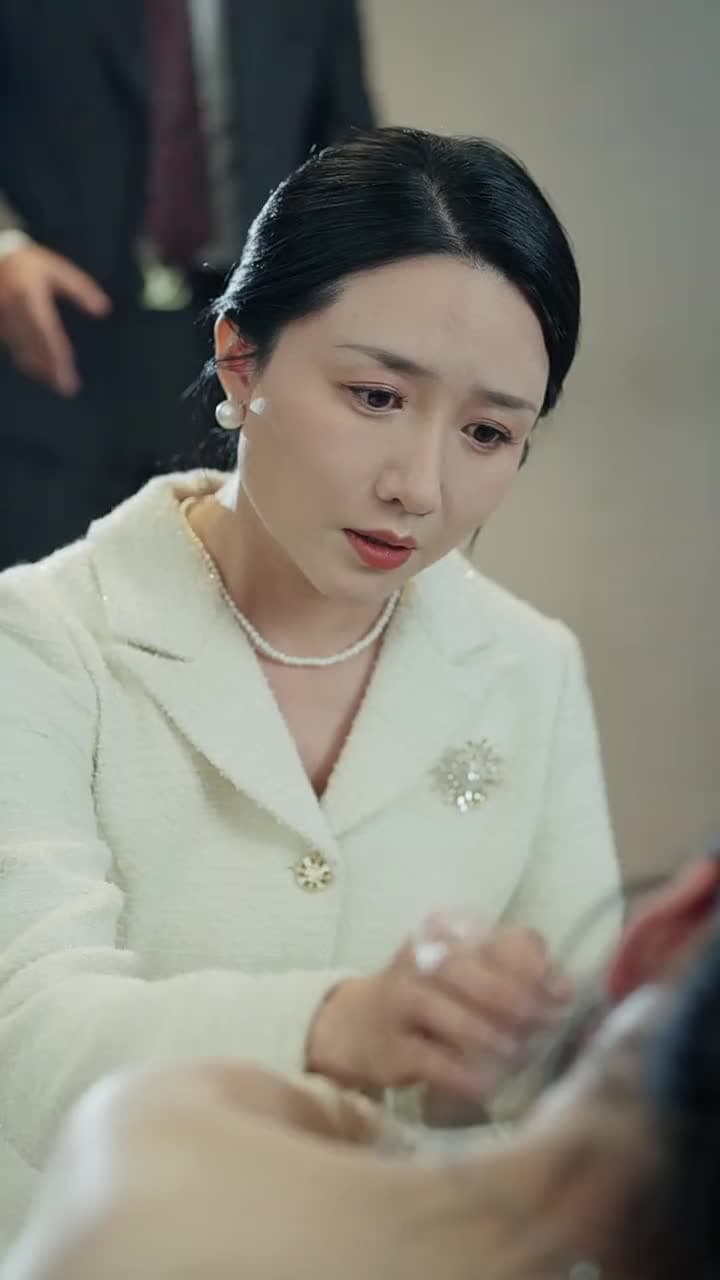 Carrying the Throne - Episode 13